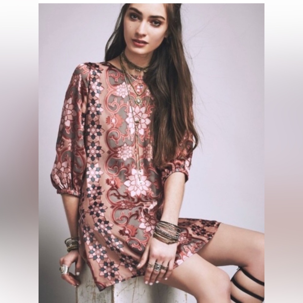 For Love & Lemons NWT Teresa Shift Dress
Lotus Flower Print Silk Blend size XS